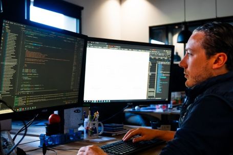 Illustration d'un des équipes Formdev travaillant sur le logiciel OF